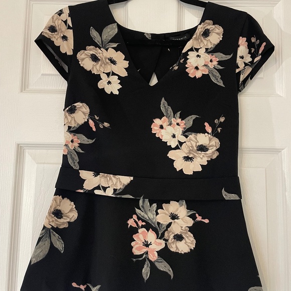 Dynamite - Women's - Peplum-style - Open Back - Floral Pattern - Blouse - Picture 1 of 4